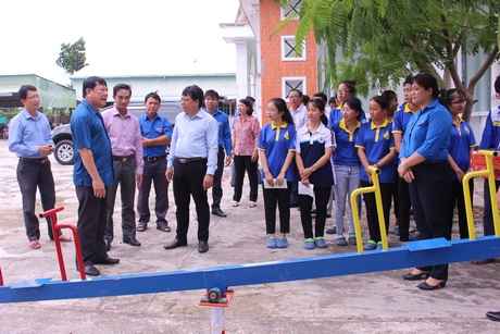 Bí thư Tỉnh ủy- Trần Văn Rón tham quan sân chơi thiếu nhi do các sinh viên Trường ĐH Ngân hàng TP Hồ Chí Minh thực hiện.