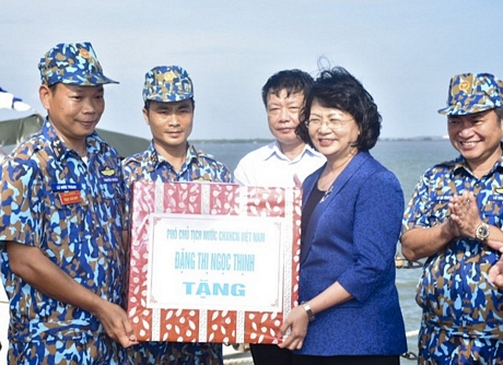 Phó Chủ tịch nước Đặng Thị Ngọc Thịnh trao quà cho các chiến sĩ tàu 383 thuộc Lữ đoàn 167.