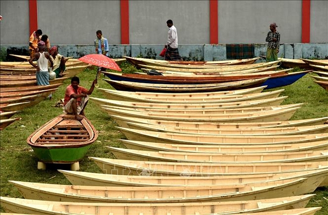 Những chiếc thuyền gỗ đóng thủ công được bày bán tại chợ ở Manikganj, Bangladesh, ngày 31/7/2019. Ảnh: THX/ TTXVN
