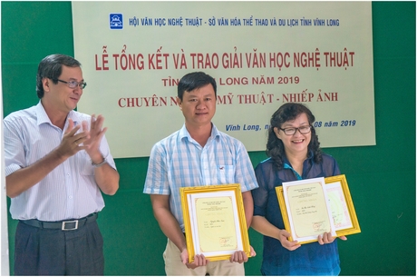 Ông Phan Văn Giàu- Giám đốc Sở Văn hóa, Thể thao và Du lịch trao giải nhất chuyên ngành nhiếp ảnh và mỹ thuật cho tác giả Nguyễn Hữu Nam và họa sĩ Ánh Hồng.