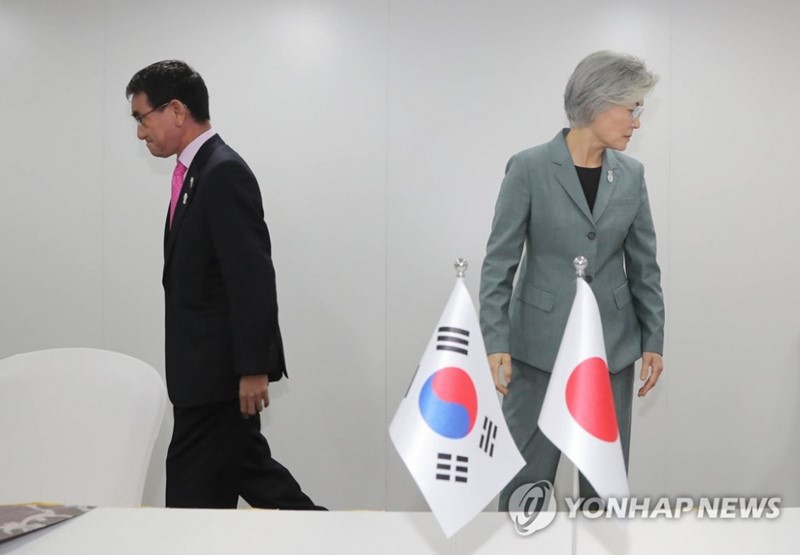 Ngoại trưởng Nhật (trái) và người đồng cấp Hàn Quốc thất bại trong việc giải quyết các bất đồng. (Ảnh: Yonhap).
