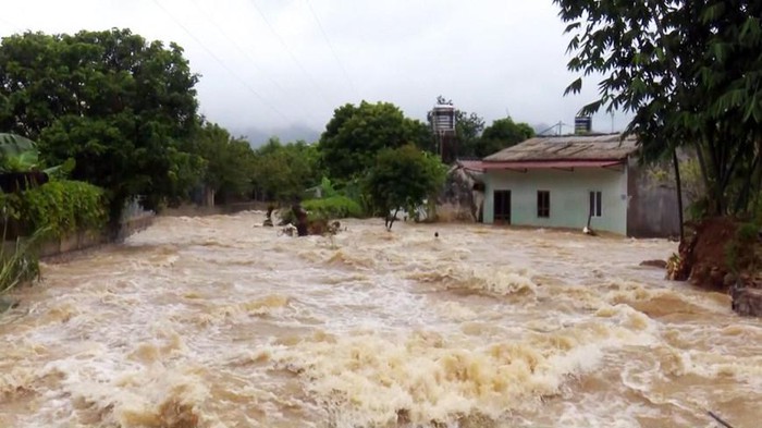  Do ảnh hưởng hoàn lưu bão số 3, ngày 3 và sáng 4/8, nhiều nơi trên địa bàn tỉnh Sơn La tiếp tục có mưa lớn, khiến nhiều nhà dân chìm trong biển nước. (Ảnh: TTXVN)