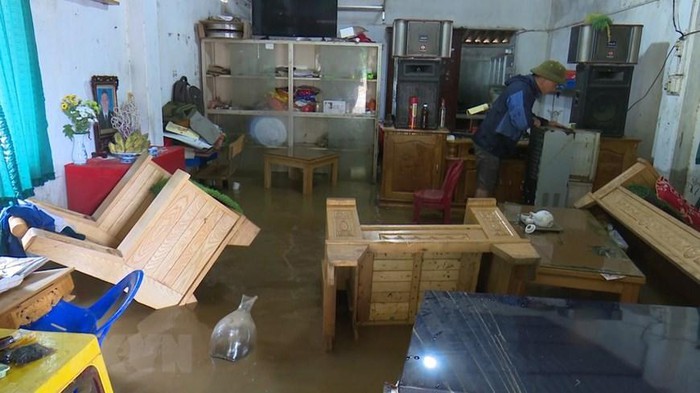 Mưa lớn, nước tràn vào nhà dân ở xã Đông Sang, huyện Mộc Châu, tỉnh Sơn La. (Ảnh: TTXVN)