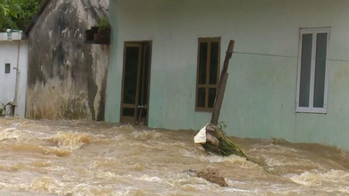 Mưa lớn, nước tràn vào nhà dân ở xã Đông Sang, huyện Mộc Châu, tỉnh Sơn La. (Ảnh: TTXVN)