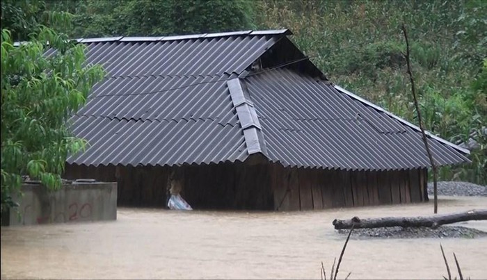 Nhiều nhà dân ở huyện Vân Hồ, tỉnh Sơn La bị ngập sâu trong nước. (Ảnh: TTXVN)