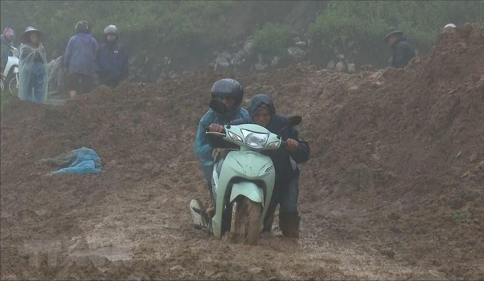 Nhiều tuyến đường ở huyện Vân Hồ, tỉnh Sơn La bị sạt lở đất khiến giao thông đi lại khó khăn. (Ảnh: TTXVN)
