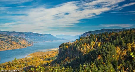 Sông Columbia - con sông thuộc vào hàng lớn nhất Bắc Mỹ - quanh năm đều có cảnh vật ấn tượng, mùa thu ngắm lá vàng, mùa đông ngắm tuyết trắng. Trên chặng hành trình ấy còn đi qua những thác nước hùng vĩ, những hẻm núi với cảnh quan thung lũng tuyệt đẹp.