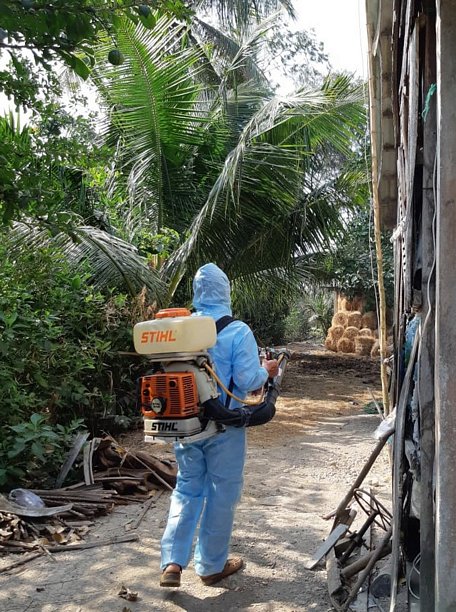 Trung tâm Kiểm soát bệnh tật tỉnh Vĩnh Long phun hóa chất diện rộng diệt muỗi, phòng sốt xuất huyết.