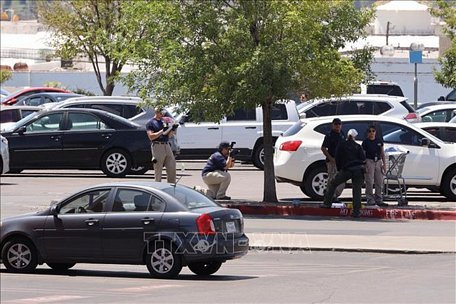 Cảnh sát điều tra tại hiện trường vụ xả súng ở El Paso, Texas, Mỹ, ngày 4/8/2019. Ảnh: THX/TTXVN