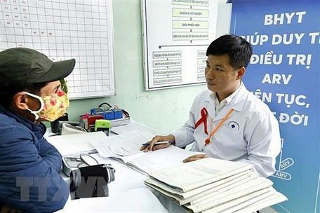  Cấp thuốc ARV từ nguồn bảo hiểm y tế cho bệnh nhân điều trị HIV ở Hà Nội. (Ảnh: Dương Ngọc/TTXVN)