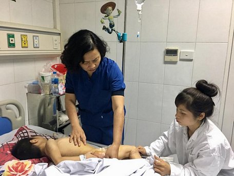  Bệnh nhi phải nhập viện Việt Đức sau khi bị chó nhà nuôi cắn hồi tháng 3 vừa qua. (Ảnh do BV cung cấp)