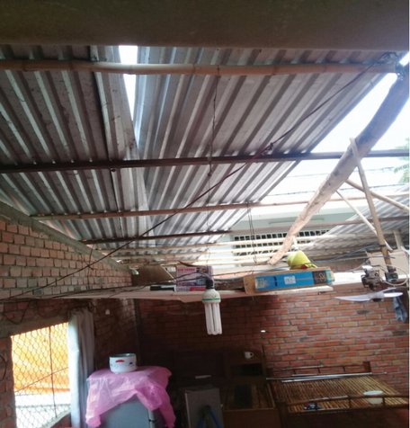Nhà của hộ dân bị tốc mái ở xã Bình Phước.