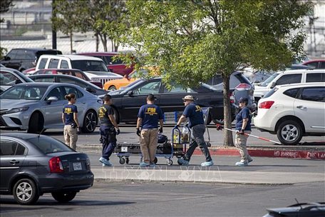  Các điều tra viên làm nhiệm vụ tại hiện trường vụ xả súng ở El Paso, bang Texas ngày 5/8/2019. Ảnh: THX/TTXVN