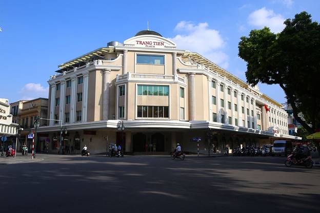 Cửa hàng bách hóa Grands Magasins ở ngã tư Paul Bert - Francis Garnier đã được xây dựng lại trở thành Trung tâm thương mại Tràng Tiền Plaza.