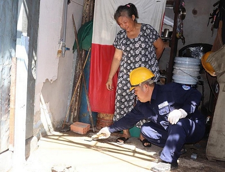 Nhân viên Cấp nước Gia Định lấp giếng khoan tại nhà bà Lý Cẩm Lệ (quận Phú Nhuận)
