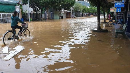 Đường tại trung tâm huyện Đạ Tẻh vẫn ngập nặng
