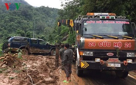  Lực lượng chức năng tỉnh Lâm Đồng cứu hộ xe gặp nạn do sạt lở.