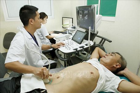 Một ca siêu âm các bệnh lý sỏi tiết niệu, u tuyến tiền liệt theo chương rình khám miễn phí tại bệnh viện Hữu nghị Việt Đức. Ảnh: Dương Ngọc/TTXVN