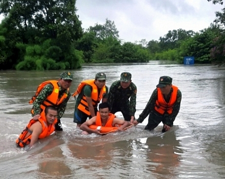 Bộ đội Biên phòng Gia Lai cứu người bị kẹt do mưa lũ. Ảnh: Báo Gia Lai