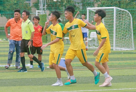 Niềm vui của các VĐV Hoàng Ngọc Quý- Tiền Giang sau pha ghi bàn thắng.