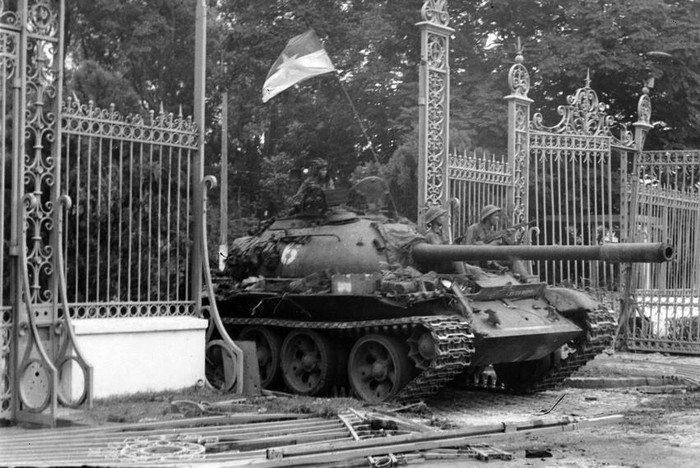 Xe tăng quân Giải phóng đánh chiếm Dinh Độc Lập ngày 30/4/1975, ghi dấu mốc lịch sử kết thúc cuộc kháng chiến chống Mỹ cứu nước, thống nhất hoàn toàn đất nước. (Ảnh: Trần Mai Hưởng/TTXVN)
