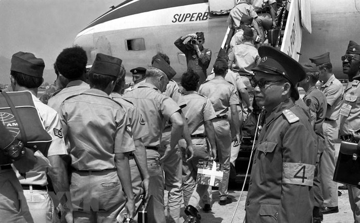 Thi hành hiệp định Paris, ngày 29/3/1973, những người lính Mỹ cuối cùng lên máy bay tại sân bay Đà Nẵng để rút khỏi Việt Nam dưới sự giám sát của Tổ Quốc tế và Tổ Liên hợp Quân sự 4 bên. (Ảnh: Tư liệu TTXVN)