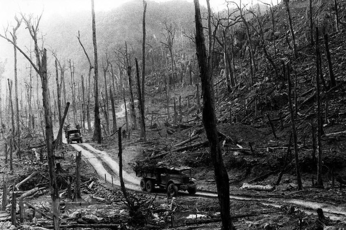 Mặc cho bom đạn và chất độc hóa học Mỹ, các đoàn xe của bộ đội vẫn ngày đêm vượt Trường Sơn, chi việc cho tiền tuyến lớn miền Nam đánh giặc. (Ảnh: Văn Sắc/TTXVN)