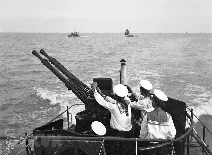 Lực lượng Hải quân nhân dân Việt Nam luôn nâng cao cảnh giác, sẵn sàng chiến đấu, lập nên những chiến công vang dội trong cuộc chiến đấu chống lại không quân và hải quân của Mỹ đánh phá ra miền Bắc. (Ảnh: Nguyễn Thụ/TTXVN)