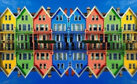 Ngôi nhà đủ sắc màu phản chiếu trên mặt nước của Tác giả Brian Hennessy