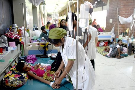 Điều trị cho trẻ bị sốt xuất huyết tại bệnh viện ở Dhaka, Bangladesh ngày 6/8/2019. (Nguồn: THX/TTXVN)