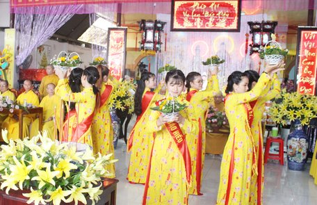 Lễ dâng bông- một trong những nghi thức của đại lễ Vu Lan ở chùa Bình An.