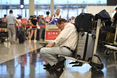 Hành khách mắc kẹt tại sân bay quốc tế Hong Kong, Trung Quốc, ngày 13/8/2019, sau khi các chuyến bay bị hủy do người biểu tình tràn vào sân bay này. (Nguồn: THX/TTXVN)