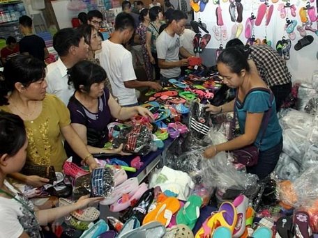 Khách tham quan và mua sản phẩm tại tuần lễ hàng Thái Lan năm 2016. (Ảnh: Tuấn Anh/TTXVN)