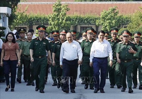 Thủ tướng Nguyễn Xuân Phúc trực tiếp kiểm tra kết quả công tác tu bổ định kỳ Lăng Chủ tịch Hồ Chí Minh. Ảnh: Thống Nhất/TTXVN