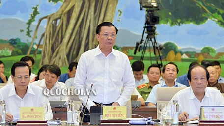 Bộ trưởng Bộ Tài chính Đinh Tiến Dũng trả lời câu hỏi chất vấn. (ảnh: Quochoi.vn)