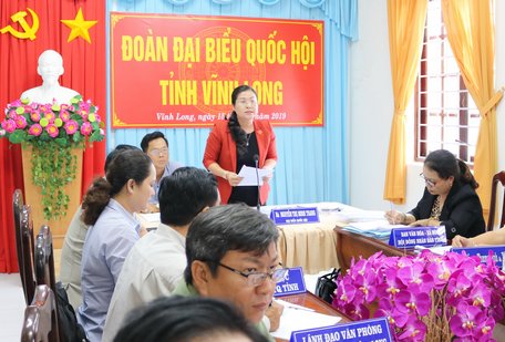 Đại biểu Nguyễn Thị Minh Trang- Đoàn ĐBQH đơn vị tỉnh Vĩnh Long- đặt câu hỏi chất vấn.