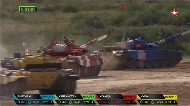 Xe tăng Việt Nam (màu xanh) dẫn đầu, tiến về phần thi bắn súng. (Nguồn: Телеканал Звезда)