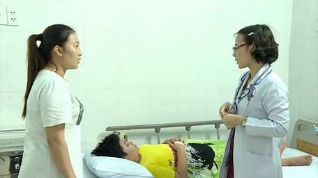 ThS, bác sĩ Nguyễn Thị Mỹ Hà thăm khám bệnh nhi điều trị SXH Dengue.