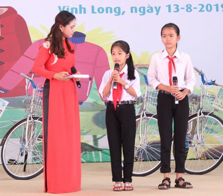 Hồng Yến (trái) và Thanh Xuân chia sẻ về hoàn cảnh, ước mơ của mình khi được nhận học bổng “Gieo mầm tri thức”.