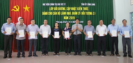 Tiến sĩ Phan Công Khanh- Phó Giám đốc Học viện Chính trị khu vực II trao giấy chứng nhận cho các học viên.