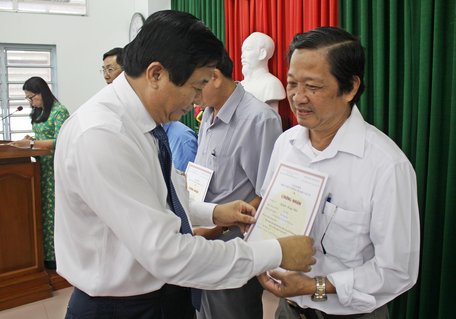 Ông Bùi Văn Nghiêm- Phó Bí thư Thường trực Tỉnh ủy, Chủ tịch HĐND tỉnh trao giấy chứng nhận cho các học viên.