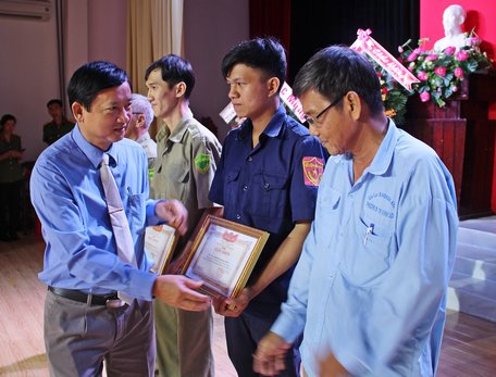 Bí thư Thành ủy Vĩnh Long Hồ Văn Huân trao giấy khen cho các tập thể xuất sắc.