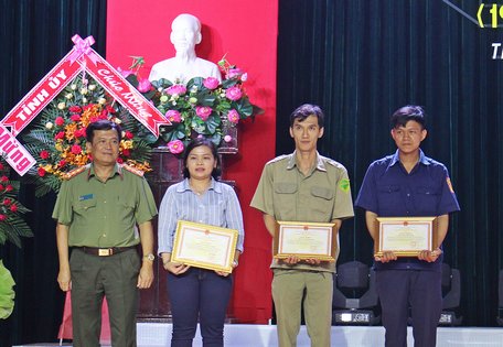 Đại tá Đoàn Minh Lý- Giám đốc Công an tỉnh trao giấy khen cho các cá nhân xuất sắc trong phong trào.