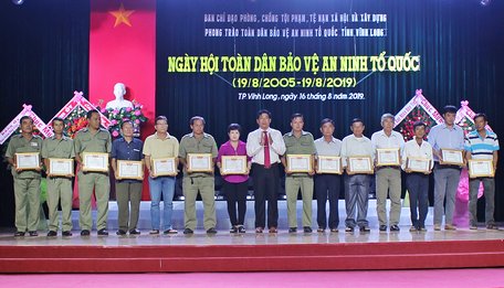 Ông Nguyễn Trung Kiên- Chủ tịch UBND TP Vĩnh Long trao giấy khen cho các cá nhân xuất sắc.