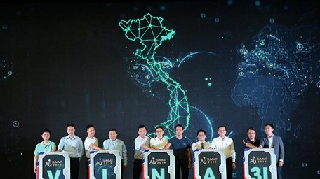 8 đại diện đến từ các cộng đồng, câu lạc bộ đã thống nhất và chính thức ra mắt Liên hiệp các cộng đồng AI ở Việt Nam. (Ảnh: Minh Sơn/Vietnam+)