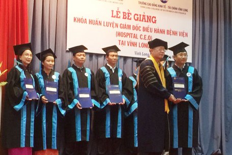 Lãnh đạo Trường ĐH Kinh tế TP Hồ Chí Minh trao chứng nhận cho học viên.