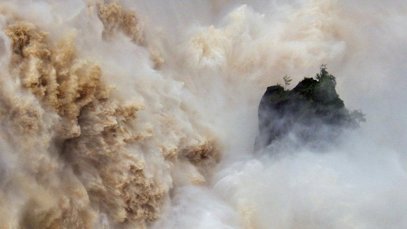 Nước tuôn xối xả ở thác Barron, Queensland trong mùa lũ - Ảnh: NEIL PRITCHARD