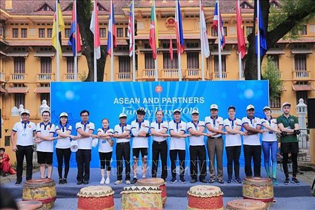Thứ trưởng Bộ Ngoại giao Nguyễn Quốc Dũng với các đại sứ, đại diện đại sứ quán các nước và các đối tác của ASEAN dự Ngày Gia đình ASEAN 2019.