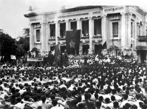 Cuộc mít-tinh phát động khởi nghĩa giành chính quyền do Mặt trận Việt Minh tổ chức tại Nhà hát Lớn Hà Nội ngày 19-8-1945. (Ảnh tư liệu)