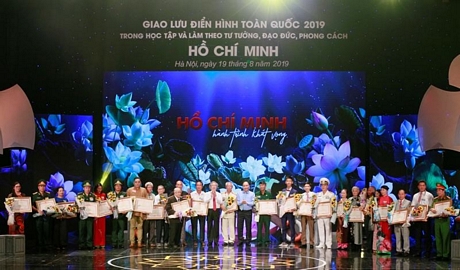 Thủ tướng Nguyễn Xuân Phúc và Thường trực Ban Bí thư Trần Quốc Vượng trao bằng khen 5 tập thể, 20 cá nhân có thành tích xuất sắc trong học tập và làm theo tư tưởng, đạo đức, phong cách Hồ Chí Minh.
